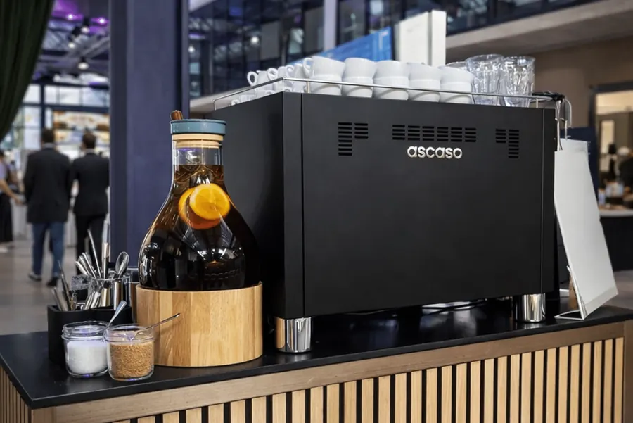 Siebträgermaschine und Cold Brew der Barista Helden im Ausschank